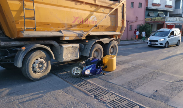 Kocaeli'de Kamyonla Çarpışan Motosikletin Sürücüsü Yaralandı
