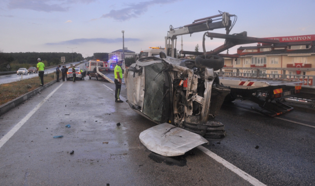 Karşı Şeride Geçen Otomobil İki Araçla Çarpıştı, 6 Yaralı