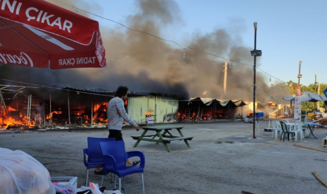 Pazar Yerinde Çıkan Yangında 9 Baraka Kullanılamaz Hale Geldi