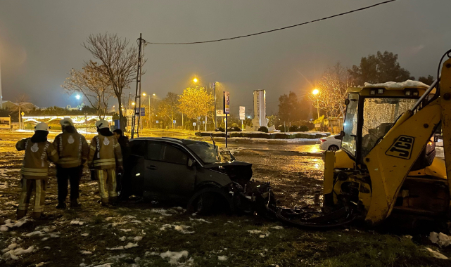 İstanbul'da Otomobil İş Makinesine Çarptı, 2 Yaralı