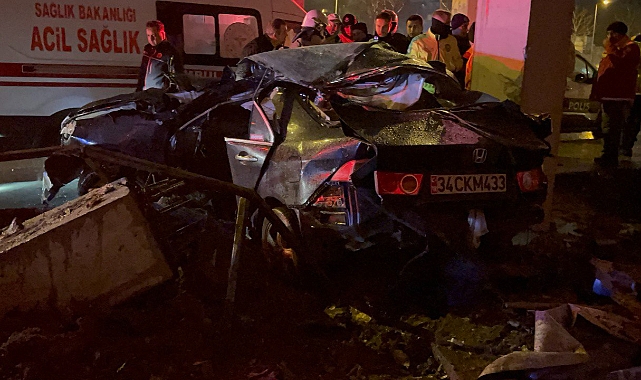 Kartal'da Otomobil Üst Geçidin Direklerine Çarptı! 1 Ölü, 1 Ağır Yaralı