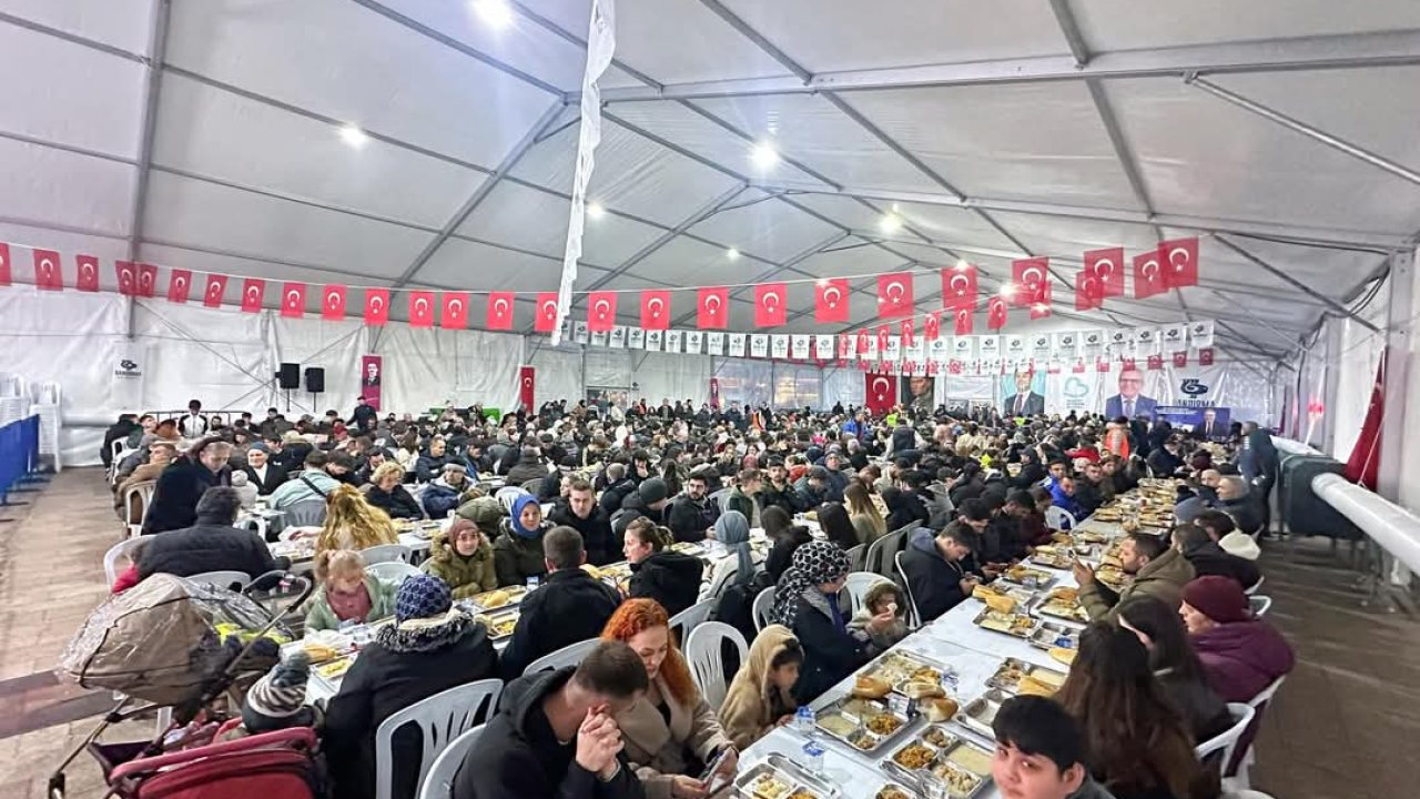 Bandırma Belediyesi, Cumhuriyet Meydanı'nda her gün 2 bin kişiye iftar veriyor