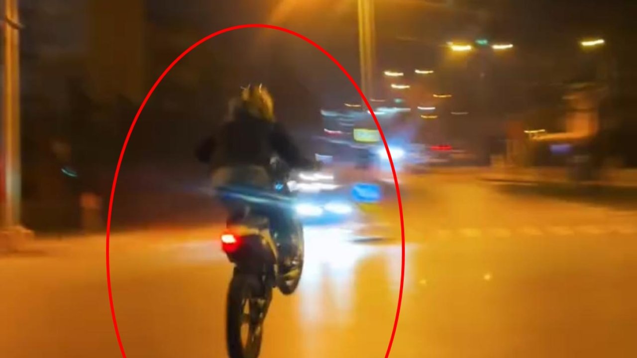 Motosikletinin ön tekerini kaldırıp, trafiği tehlikeye attı; o anlar kamerada