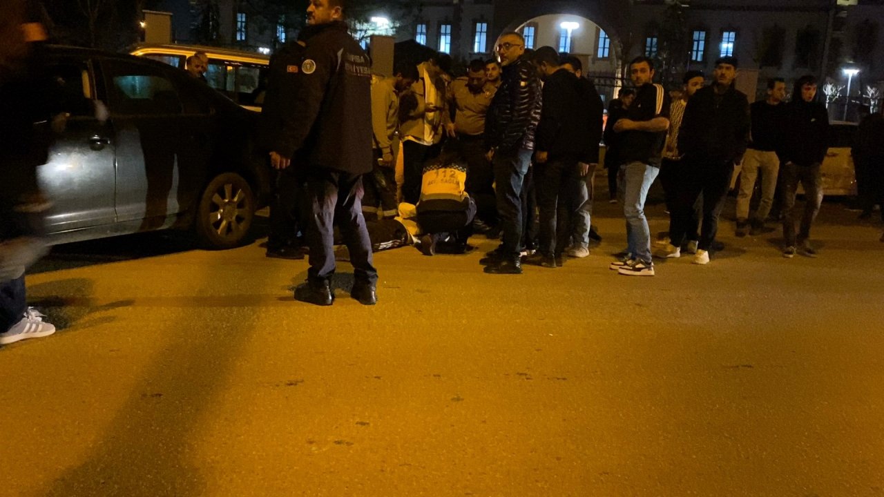 Park halindeki 4 araca çarpan otomobildekiler, çevredekilere saldırdı