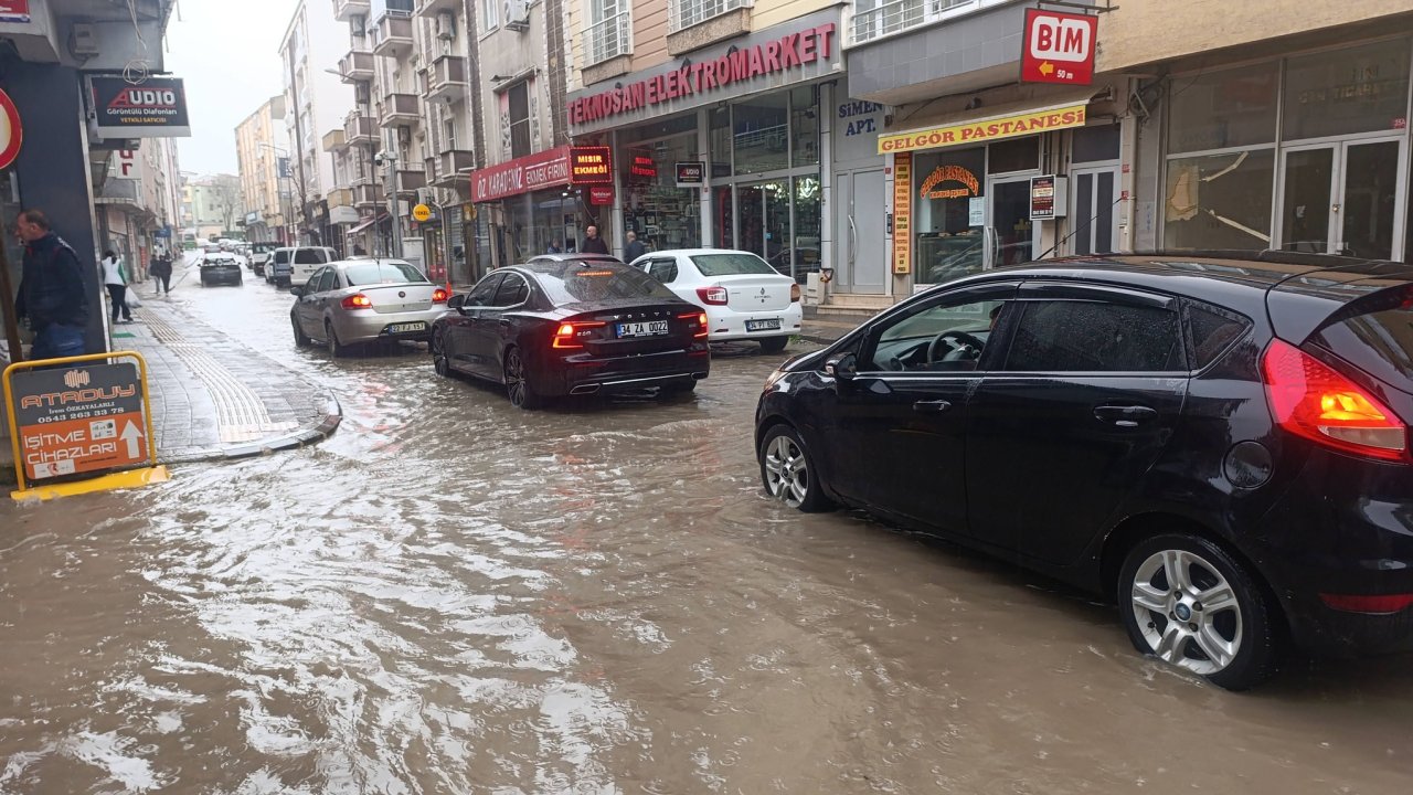 Uzunköprü’de sağanak; yollar göle döndü