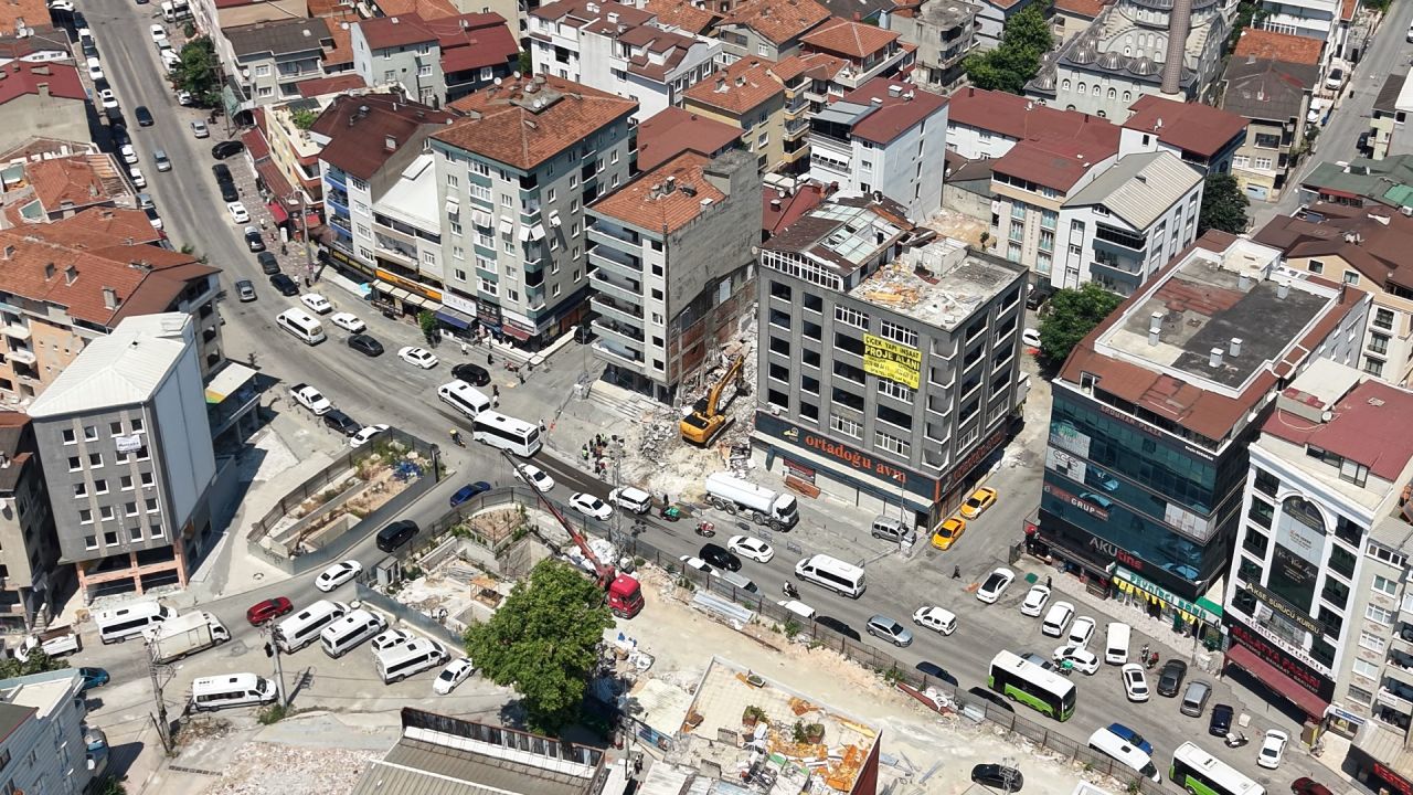 4 kişinin öldüğü çöken binanın çevresindeki yapıların yıkımı