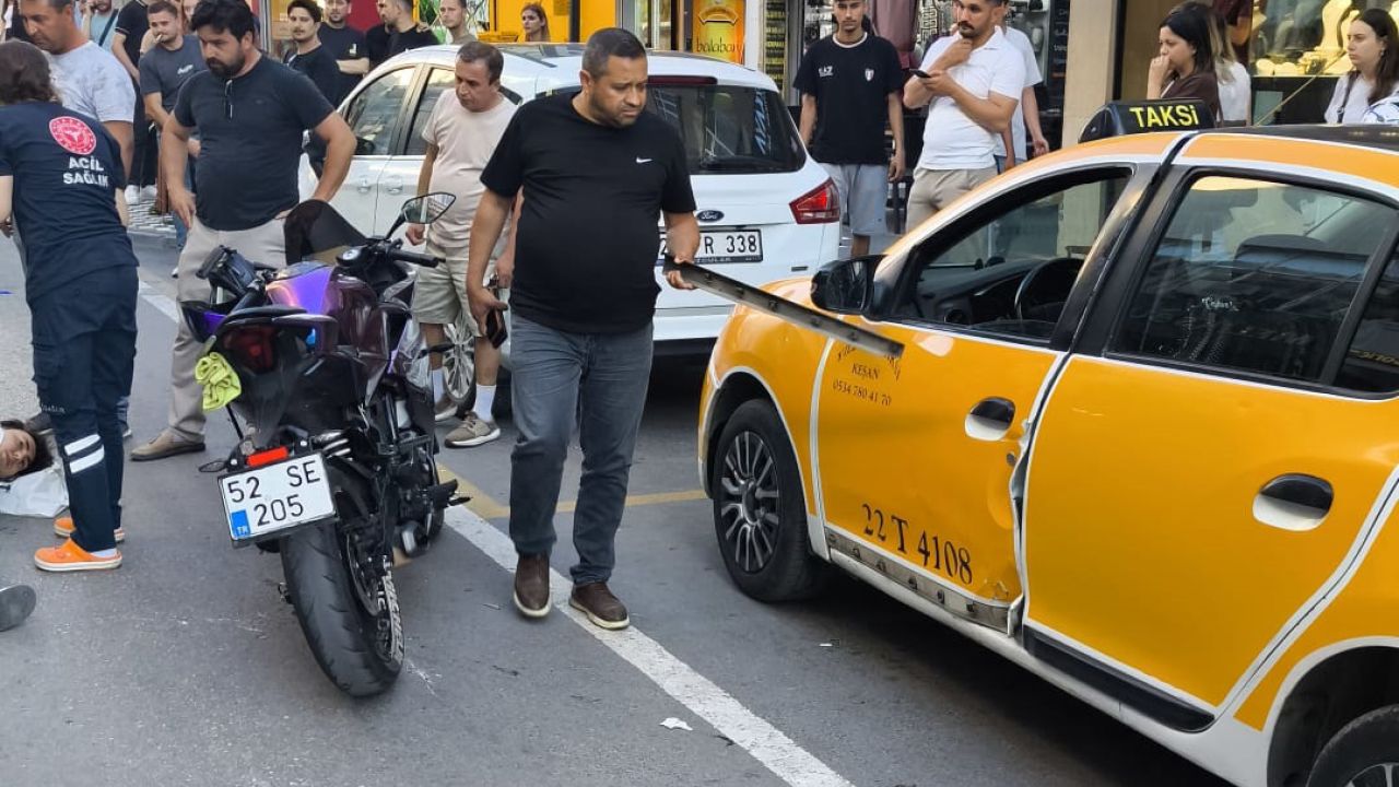 Açılan taksi kapısına çarparak devrilen motosikletin sürücüsü yaralandı