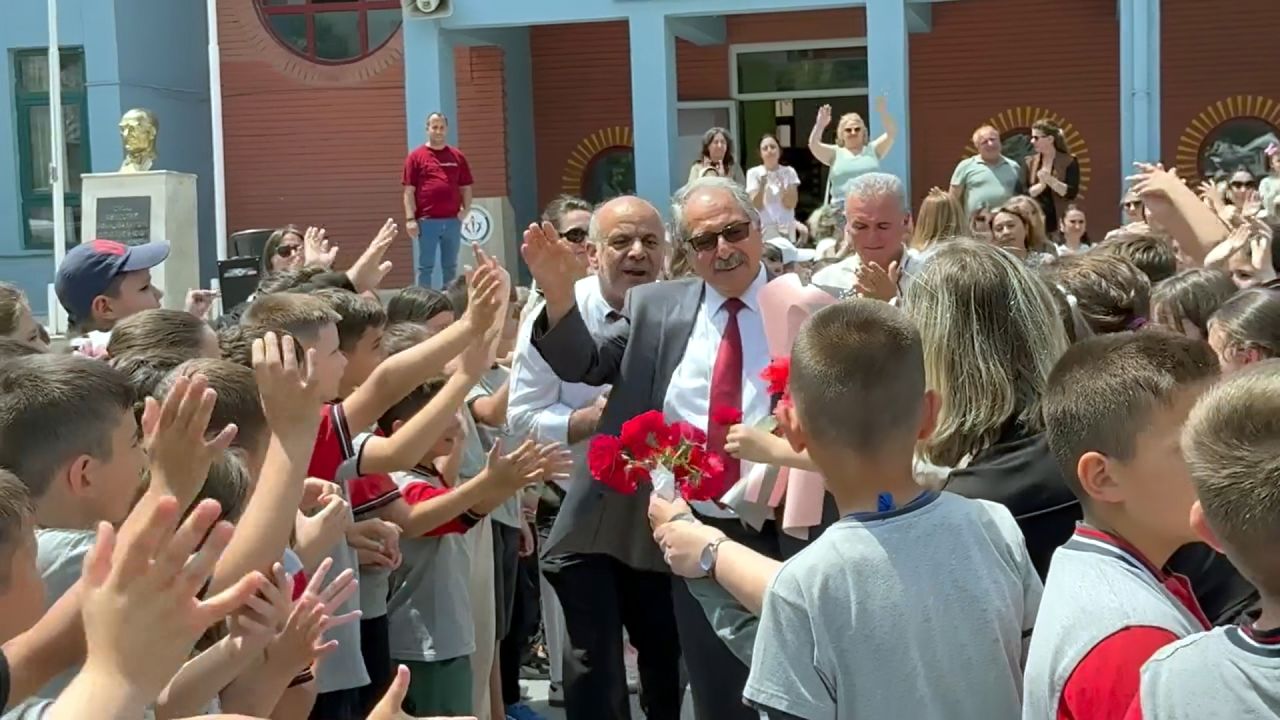 Alkışlarla uğurlanan 44 yıllık öğretmen, gözyaşlarına hakim olamadı