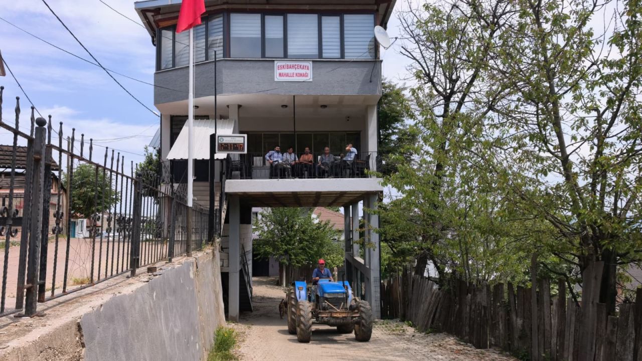 Altından yol geçen mahalle konağı farklı mimari yapısıyla il