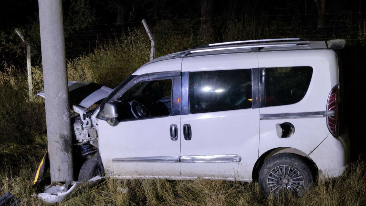 Aydınlatma direğine çarpan otomobilin alkollü sürü