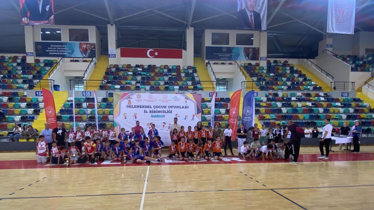 Ayvalık Çakmak Ortaokulu, Kaleli Yakan Top'ta il şampiyonu oldu
