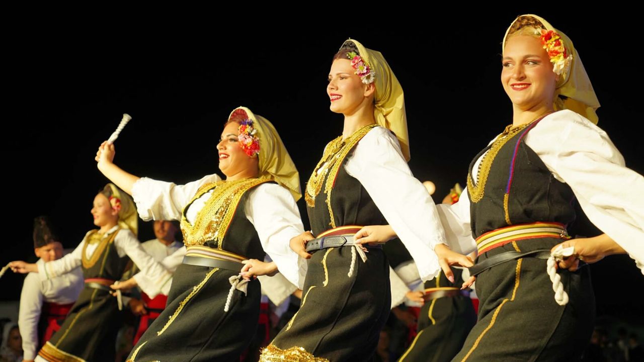 Ayvalık'ta kültürleri buluşturan uluslararası halk oyunları festivali