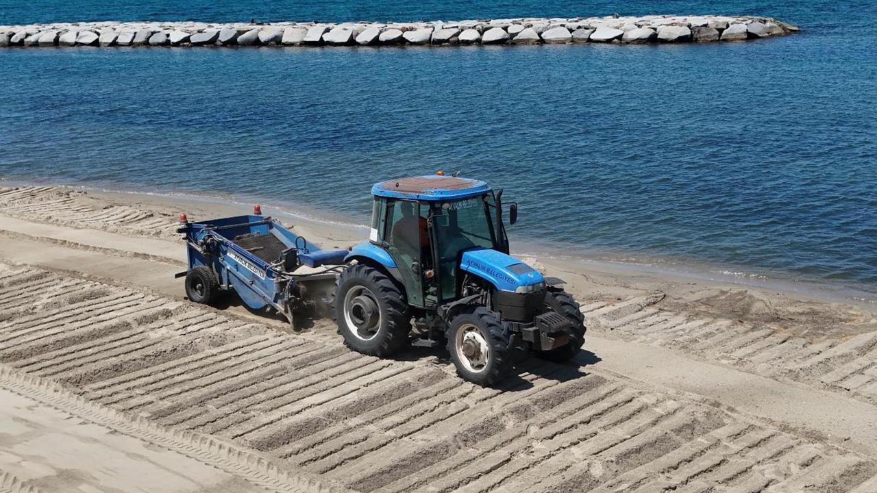 Ayvalık'ta plajlar sezon için hazırlanıyor