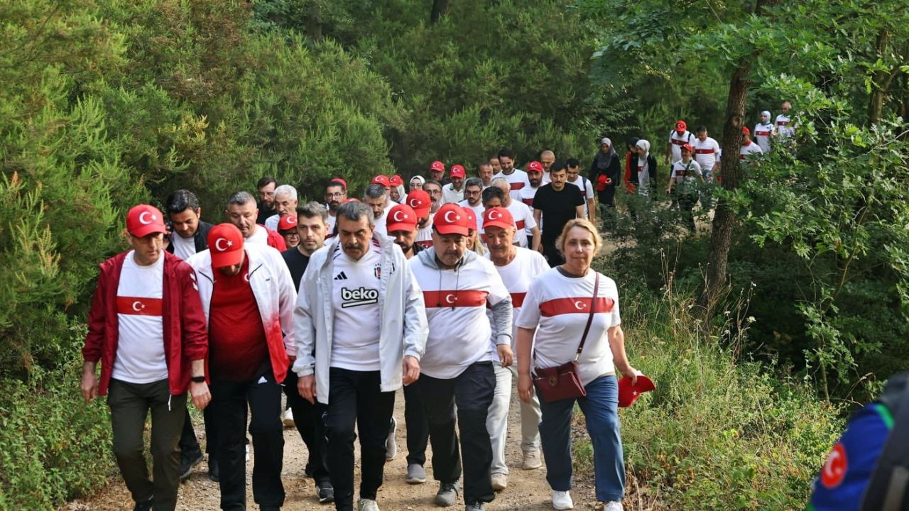 Bakan Tekin Sakarya’da öğretmenlerle ormanda yürüyüşe katıldı