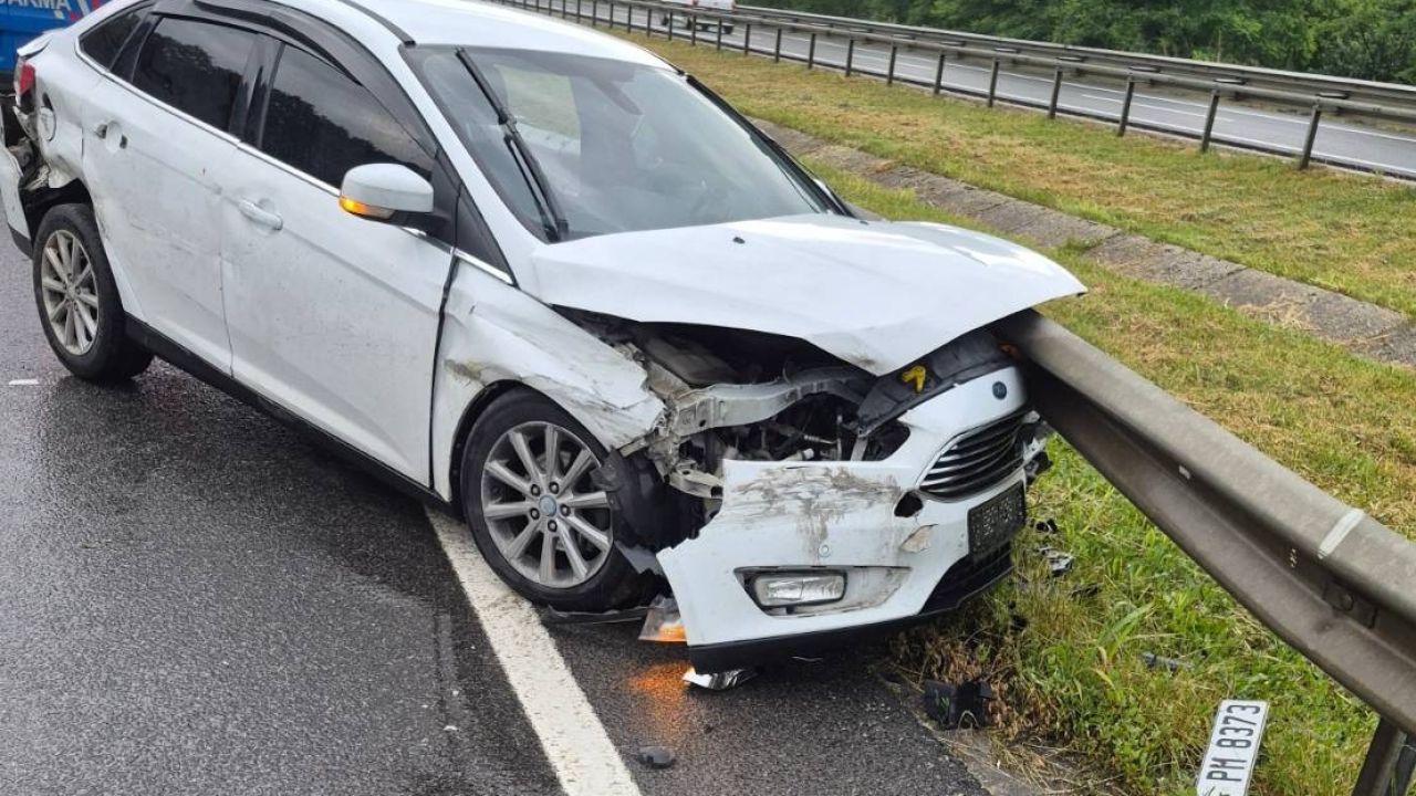 Bariyere çarpan otomobildeki 4 kişi yaralandı