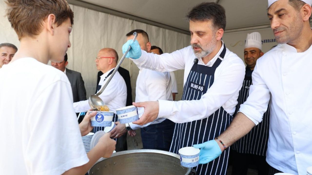 Bursa Büyükşehir Belediyesi Başkan Vekili Biba’dan vatandaşlara aşure ikramı