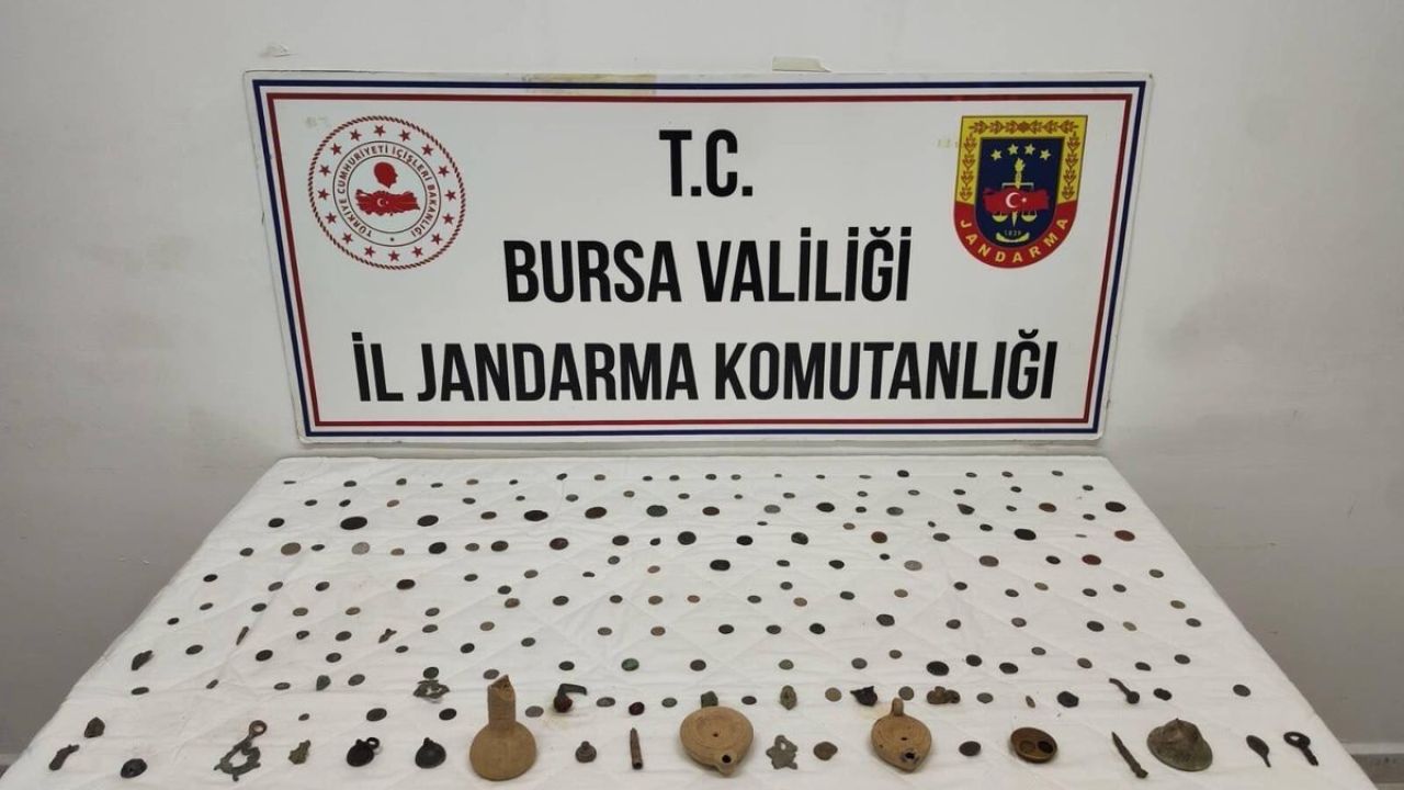 Bursa'da aranan araçta 202 sikke ve obje ele geçir