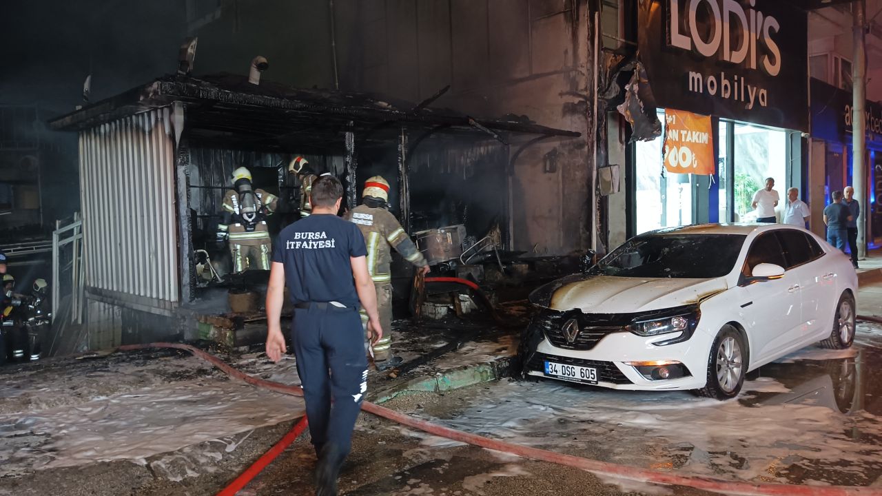 Bursa'da depoda çıkan yangın, park halindeki otomobile sıçradı