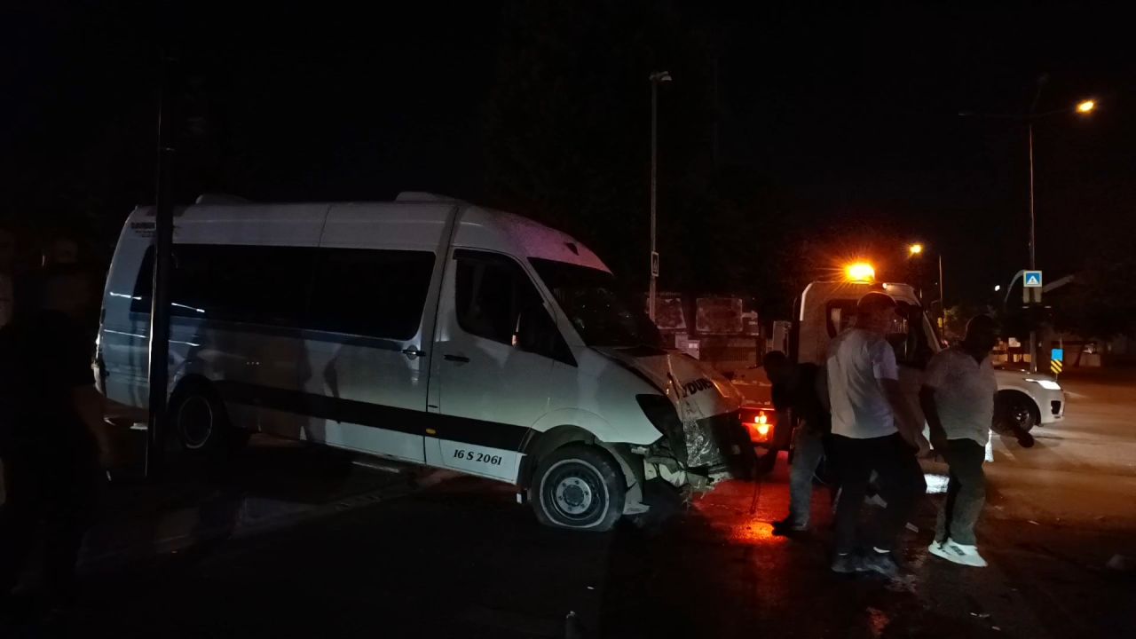 Bursa'da servis minibüsü refüjdeki sinyalizasyon direğine çarptı: 1 yaralı
