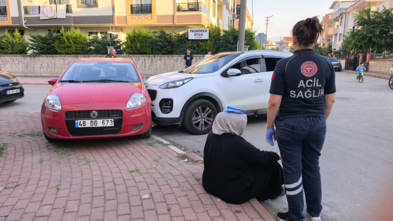 Cipin çarpıp, sürüklediği otomobil kaldırıma çıkarak durdu; 4 yaralı