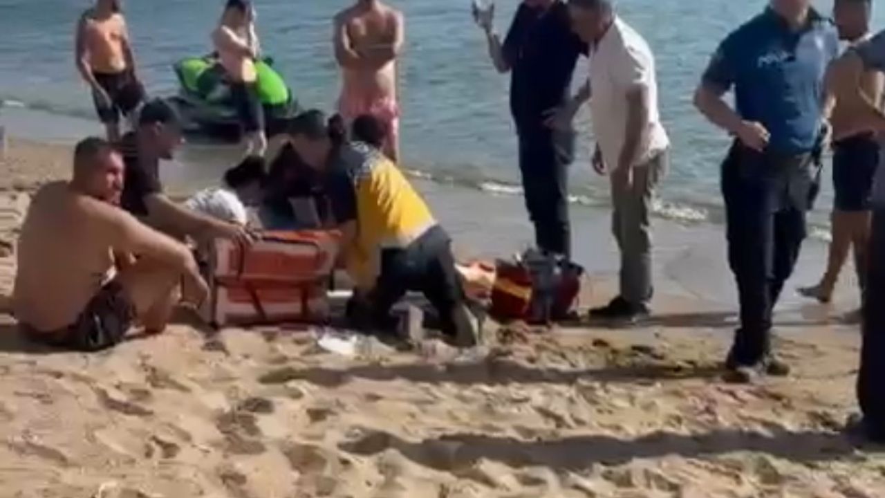 Denize giren 2 kardeşten biri boğuldu