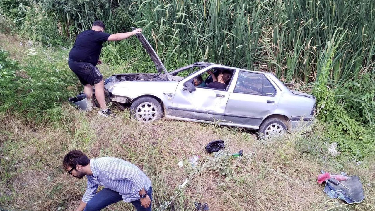 Dere yatağına devrilen otomobildeki 2 kişi yaralandı