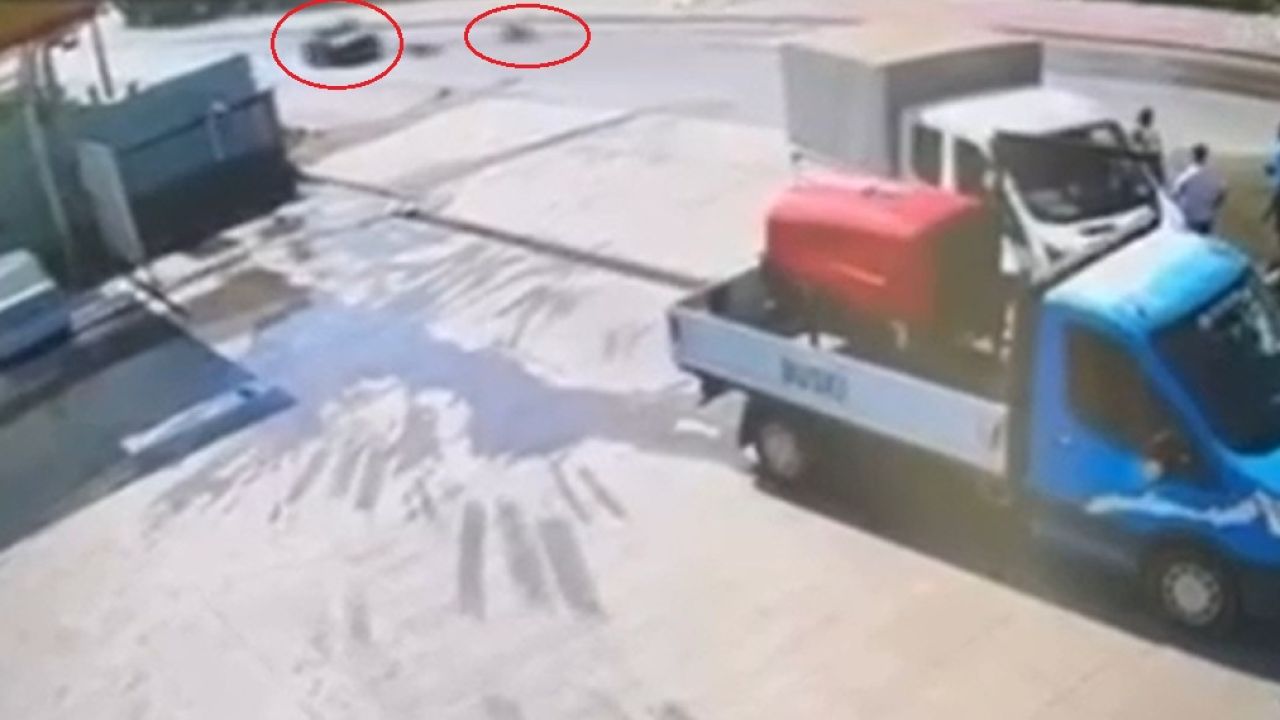 Devrilen motosikletin sürücüsü otomobilin altında kalmaktan son anda kurtuldu