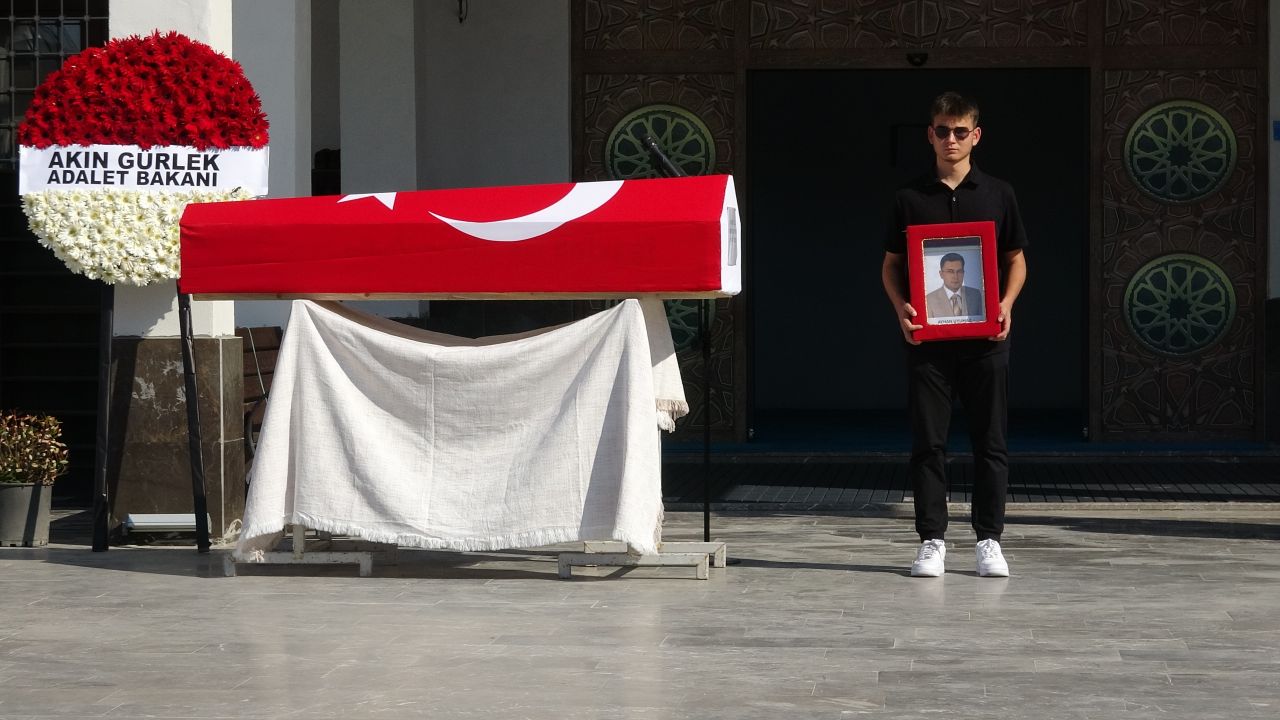 Duruşmada kalp krizi geçirip hayatını kaybeden Cumhuriyet savcısı, toprağa verildi