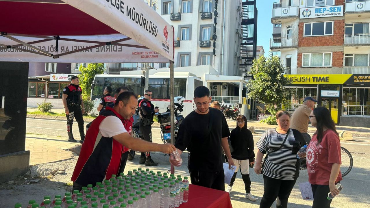 Edirne Vakıflar Bölge Müdürlüğü, YKS öncesi adaylara soğuk su dağıttı