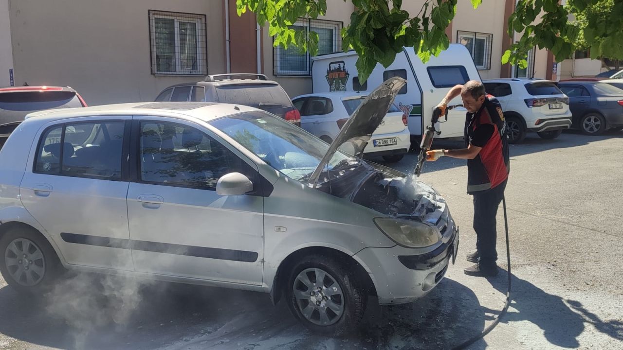 Edirne’de park halindeki otomobilin motor kısmı yandı