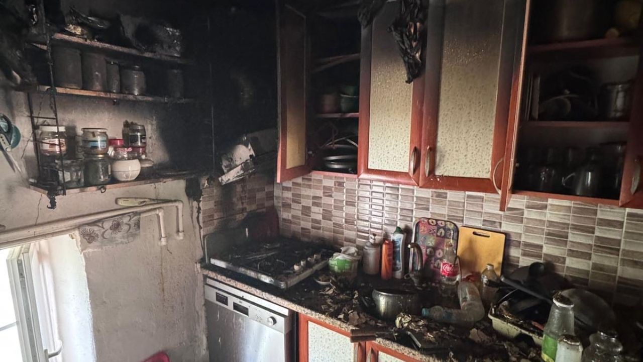 Elektrikli ocaktan çıkan yangın, mutfak eşyaları kullanılamaz hale getirdi