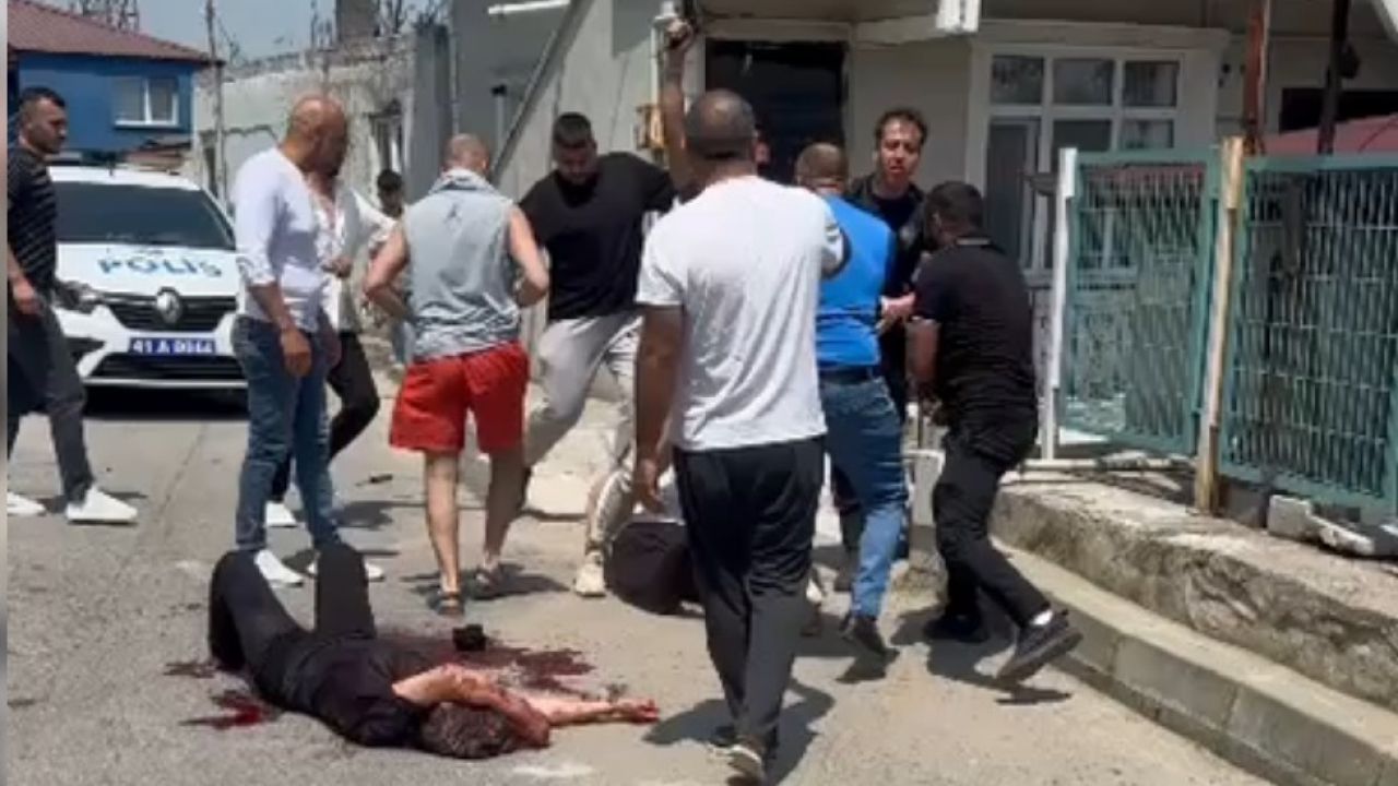 Eşini sokak ortasında bıçaklayan şüpheliye linç girişimi