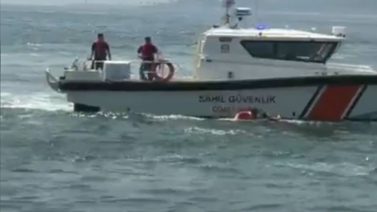 Feribottan denize düşen kişiyi büfe çalışanı kurtardı