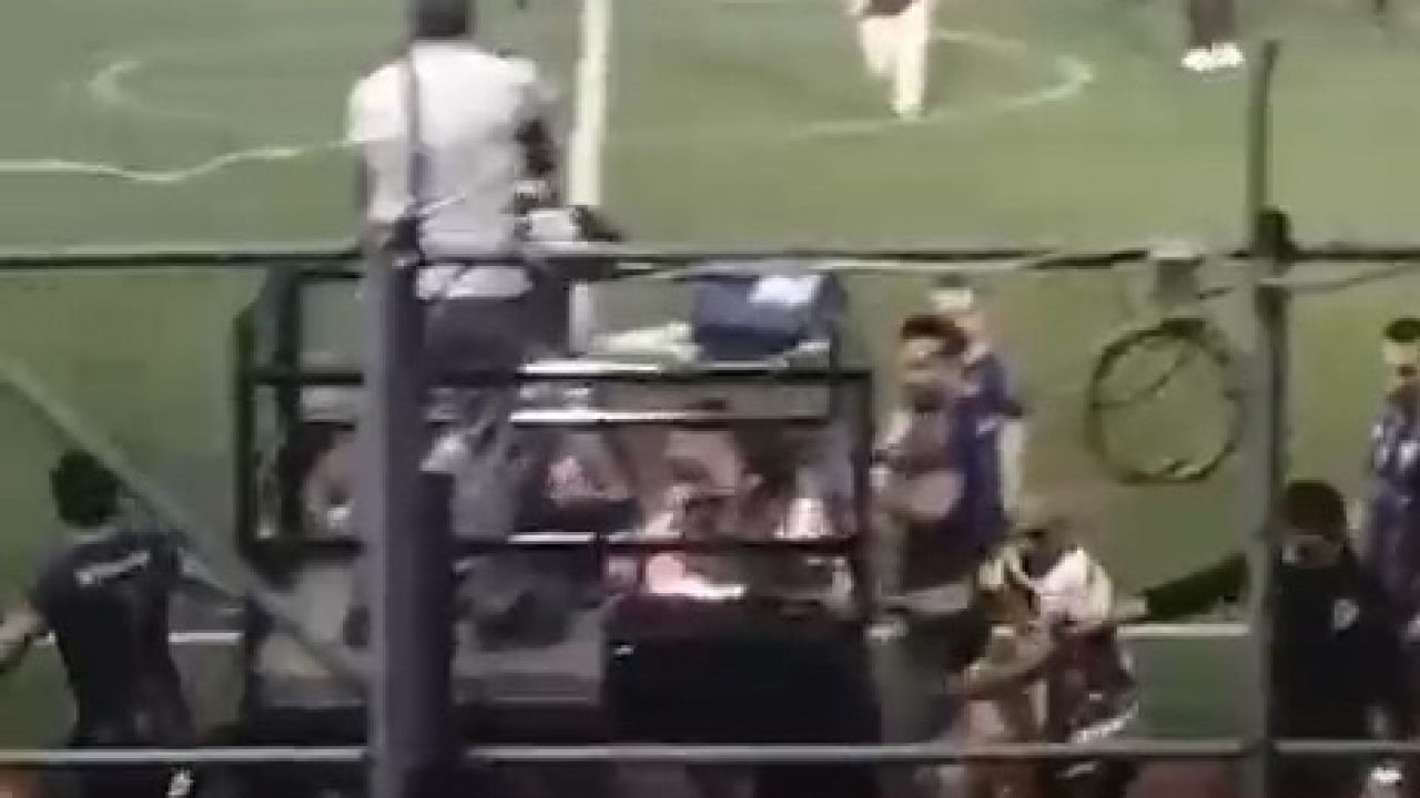 Futbol turnuvasında kavga; polis ve esnaf takımları birbirine girdi
