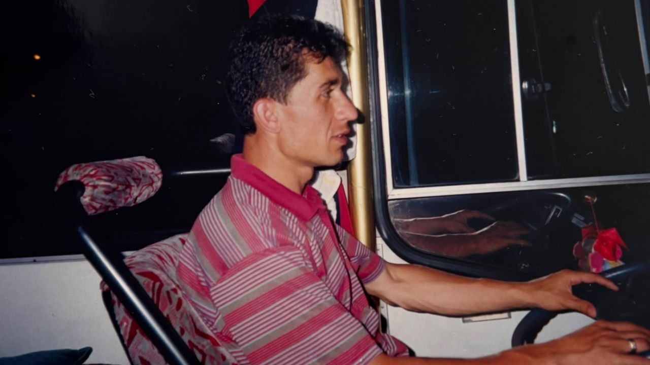 Gençlik yıllarında kullandığı otobüsün minyatürünü yapıp, direksiyonuna geçti / Ek fotoğraflar