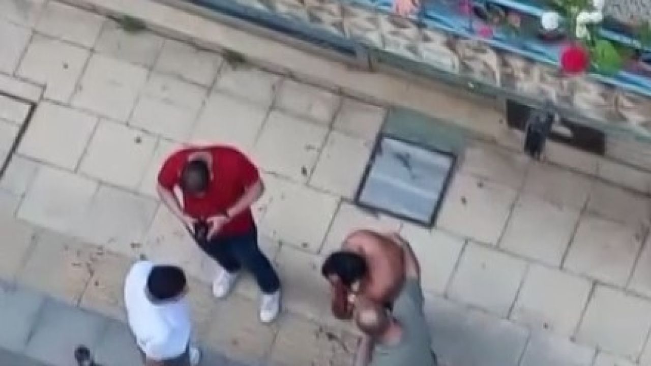 Husumetlilerine benzettiği 2 kişiyi bıçakladı; yoldan geçenl