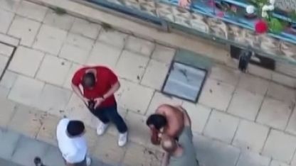 Husumetlilerine benzettiği 2 kişiyi bıçakladı; yoldan geçenler müdahale etti