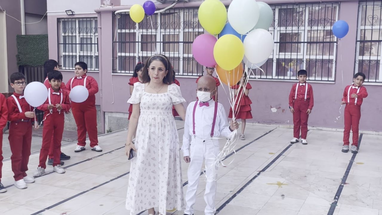 İlik nakli süreci başarılı geçen lösemili Kadir, okulunda yüzlerce balonla karşılandı
