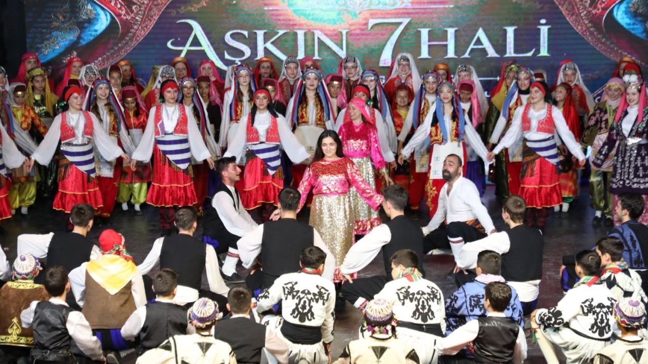 İnegöl Belediyesi Halk Dansları Topluluğu’ndan 15’inci yıla özel gösteri