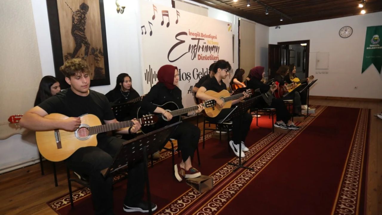 İnegöl Belediyesi’nin gitar kursu kursiyerleri sertifikaları