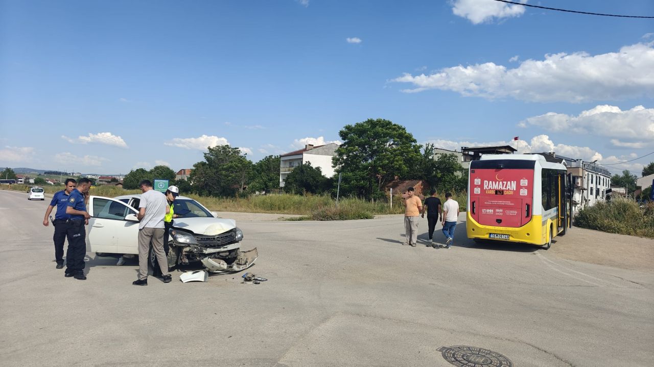 İnegöl’de otomobille özel halk otobüsü çarpıştı; 3 yaralı