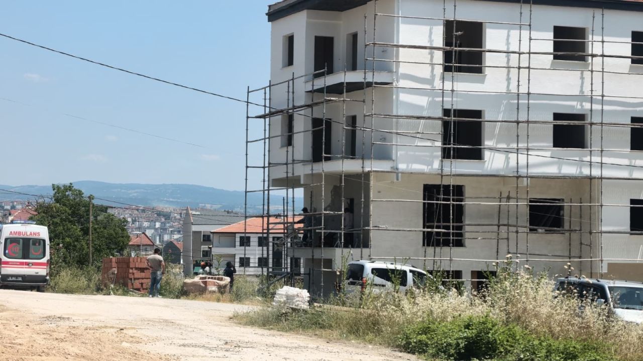 İnşaat iskelesinden düşen sıva ustası ağır yaralandı