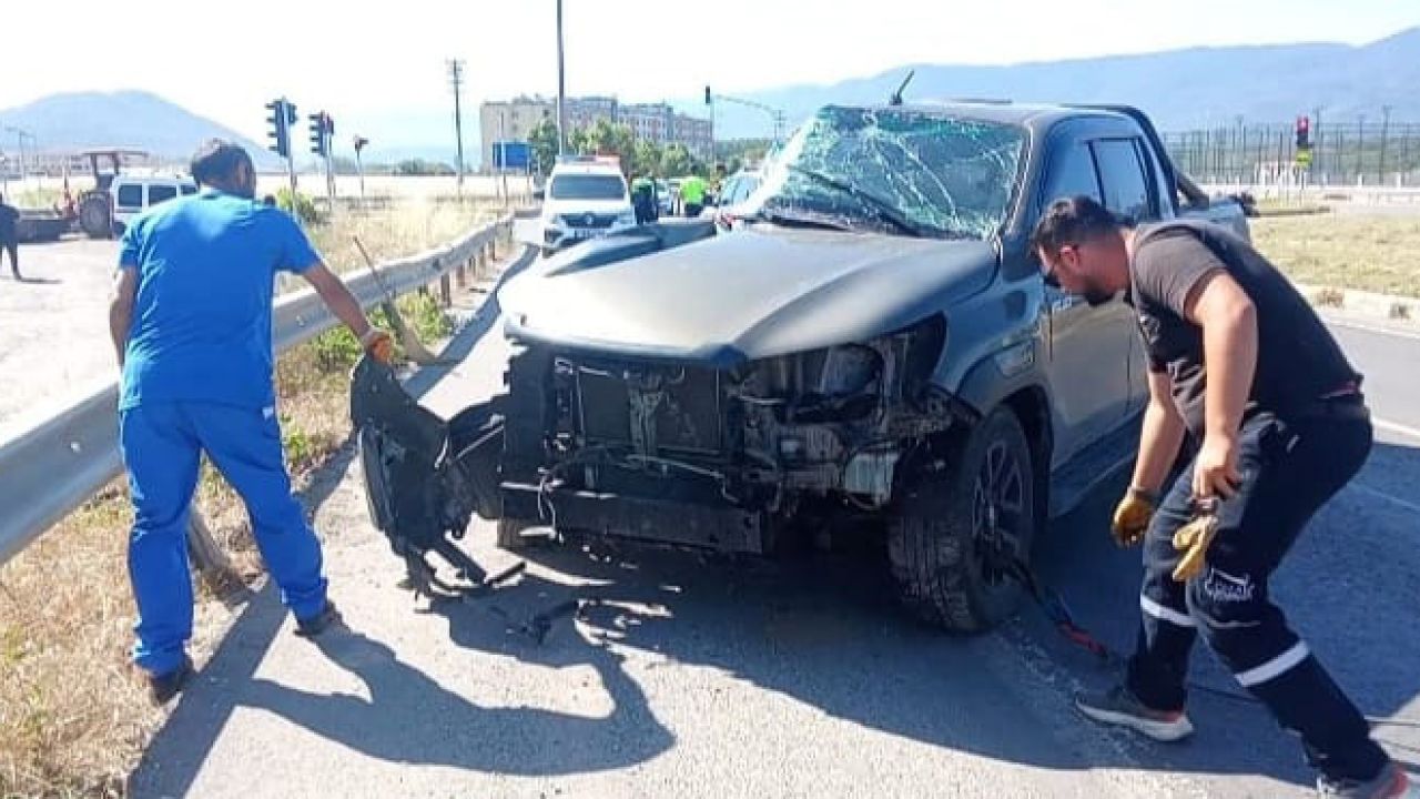 Kamyonet ile tanker çarpıştı: 2 yaralı