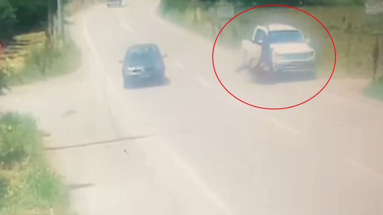 Kamyonetin çarptığı motosikletin sürücüsü ağır yaralandı; kaza kamerada