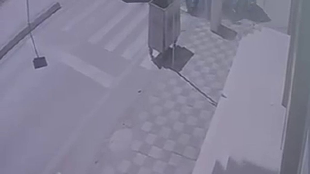 Karşı şeride geçen otomobilin ciple çarpıştığı kaza kamerada: 3 yaralı