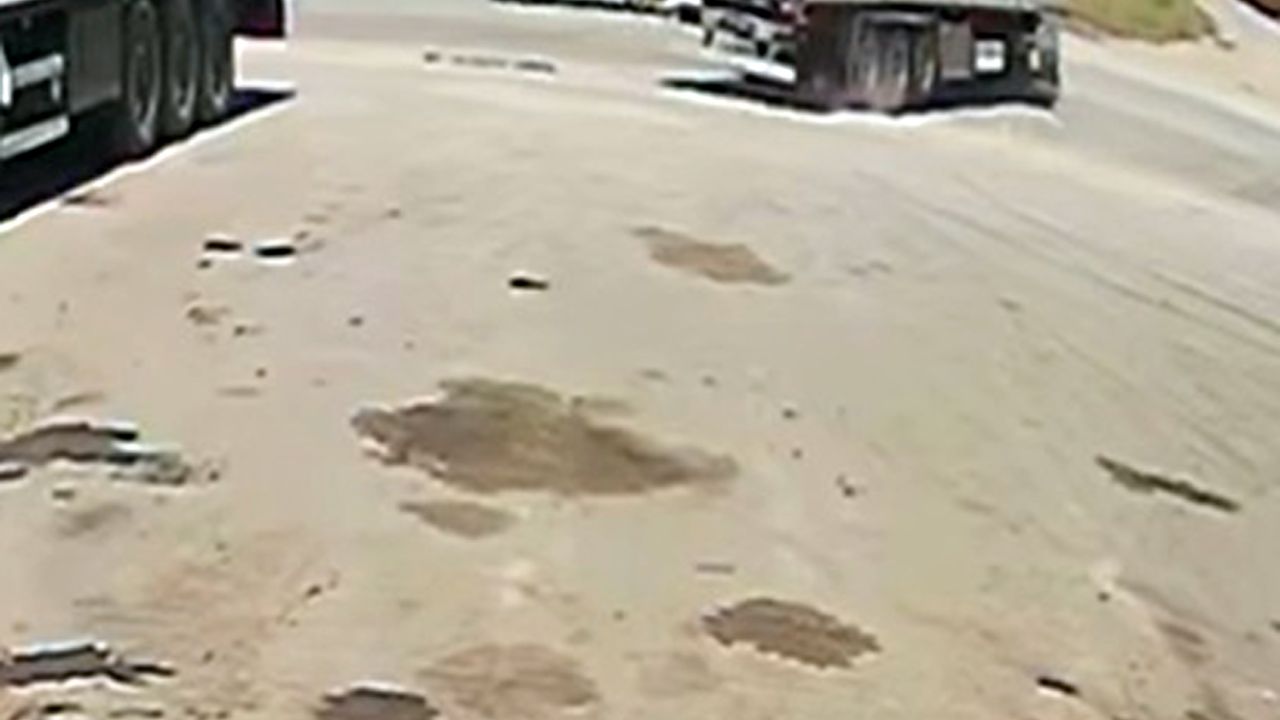 Kavşakta otomobille TIR çarpıştı; 3 yaralı