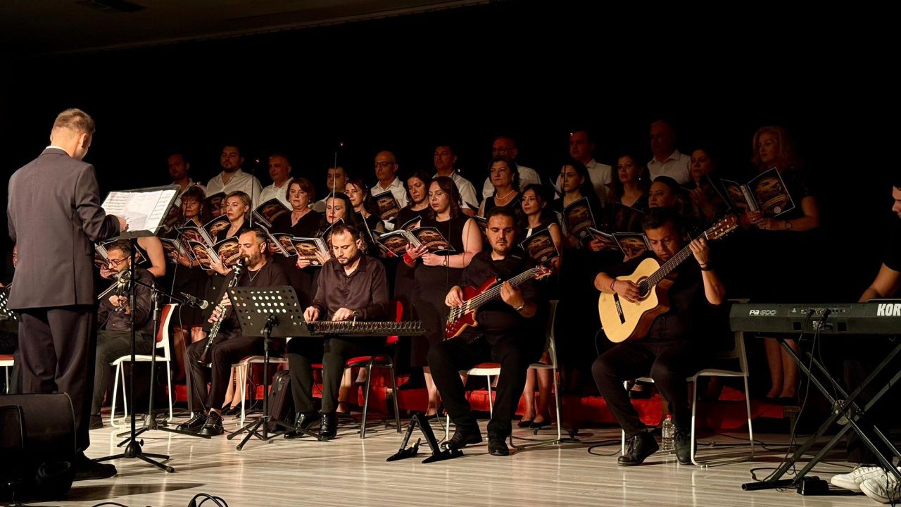 Keşan’da öğretmenlerden müzik ve halk oyunları gösterisi