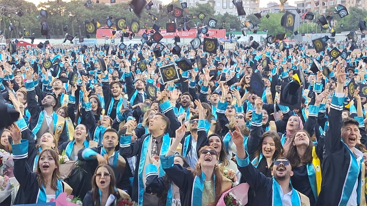 Kırklareli Üniversitesi'nde 3 bin 200 öğrenci mezuniyet heyecanı yaşadı