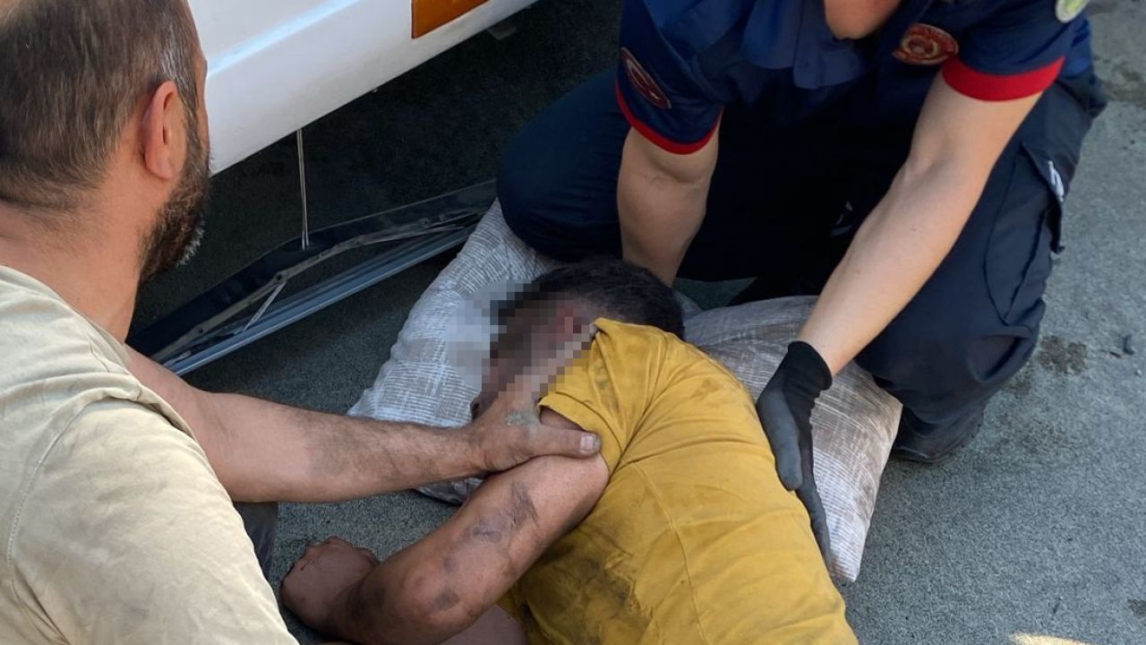 Lastik tamiri yaptığı TIR'ın körüğü patladı, ağır yaralandı