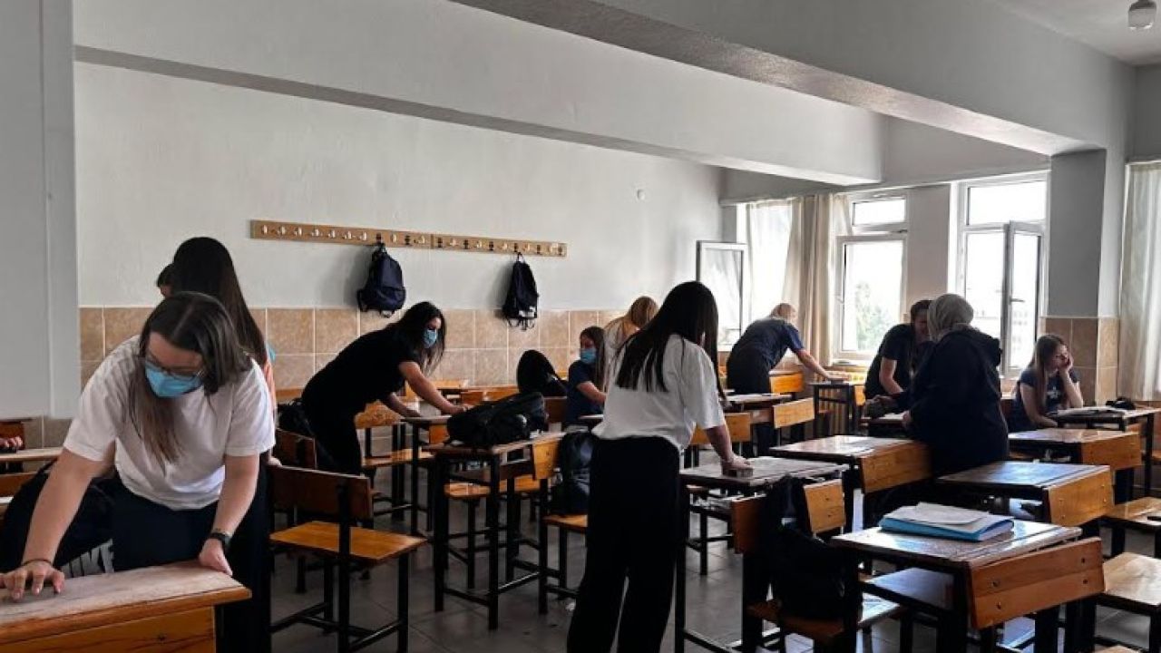 Lise öğrencileri sıralarını temizleyip, yeni eğitim-öğretim yılına hazırlıyor